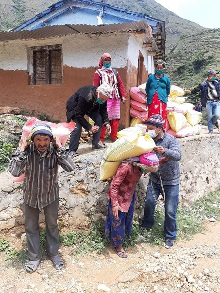 वित्थडचिर गाउँपालीकाद्वारा पचास केजिका दरले ११ सय घरपरिवारलाई राहत वितरण,