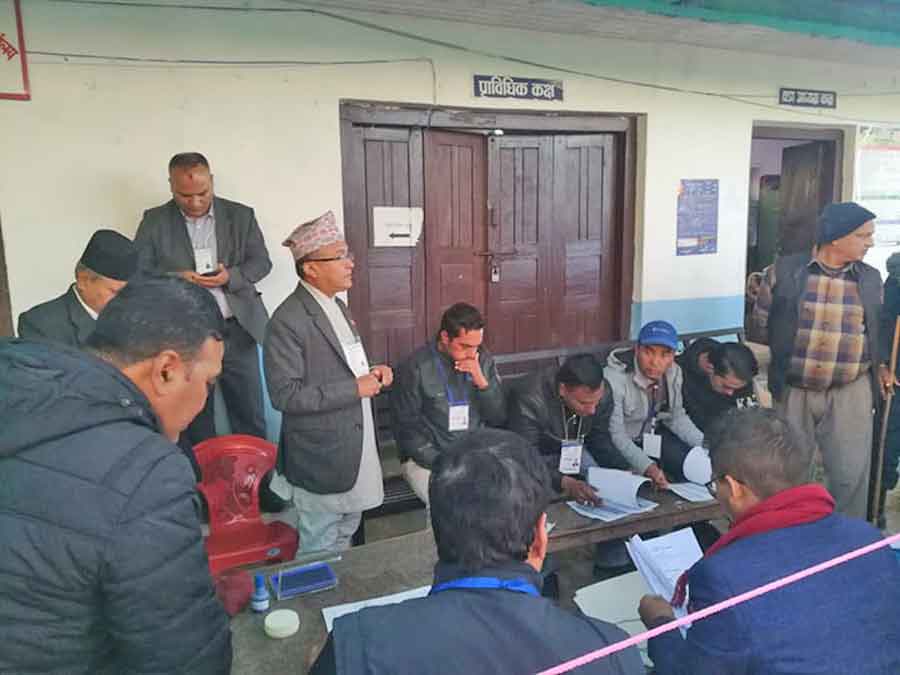 ५२ पदका लागि प्रतिनिधिसभातर्फ २१, प्रदेशसभा सदस्य तर्फ ४३ र स्थानीय तहका लागि २७३ उम्मेदवारको भाग्य फैसला हुँदै