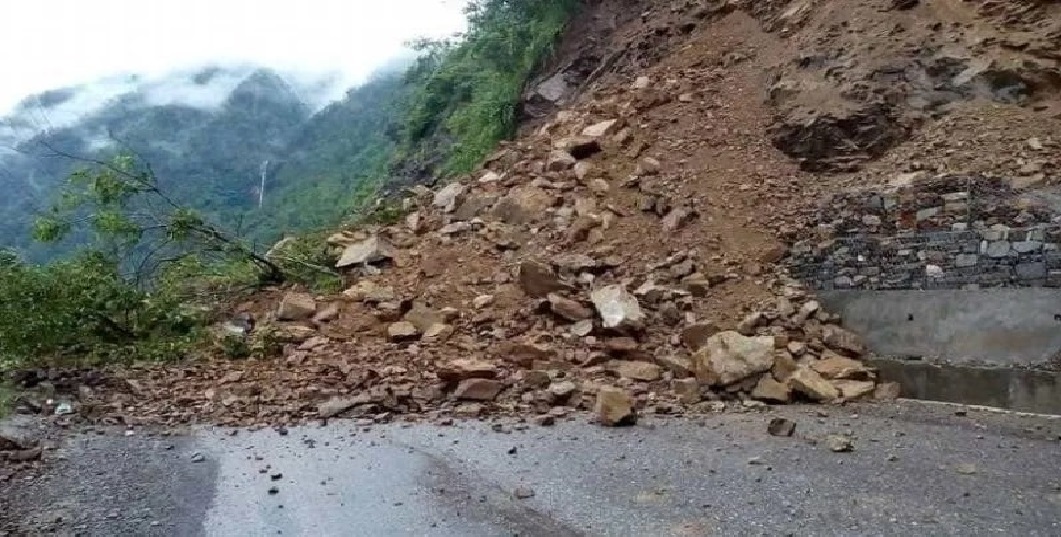 सात पहाडी जिल्लामा पहिरो तराईमा डुबानमा ठाउँ–ठाउँमा सडक अवरुद्ध