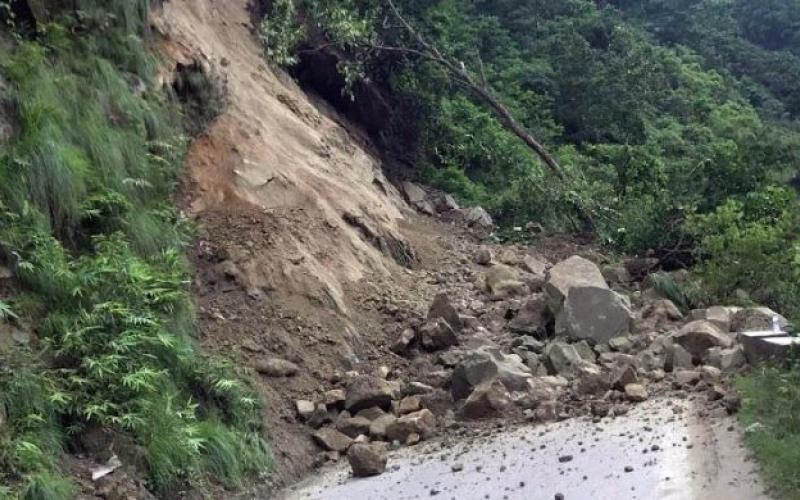 पहिरोले बझाङको जयपृथ्वी राजमार्ग अवरुद्ध