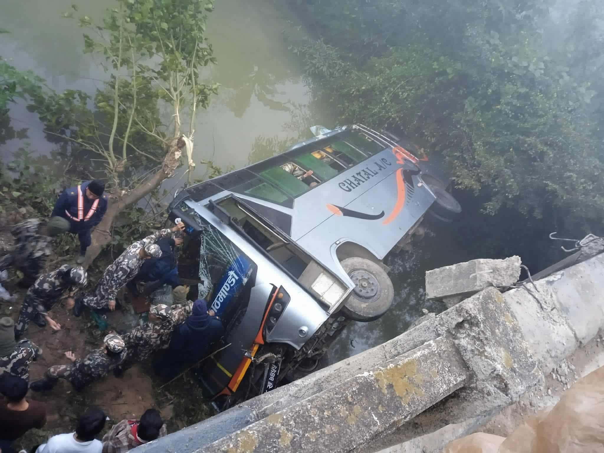 डडेल्धुरा बाट काठमाडौं जादै गरेको बस दुर्घटना