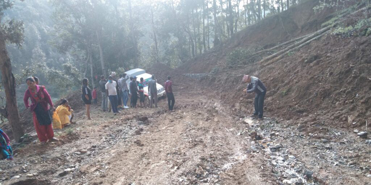 वर्षाका कारण बैतडीका ग्रामीण कच्ची सडक सञ्चालनमा हुन नसक्दा खाद्यान्न अभाव हुने सङ्केत