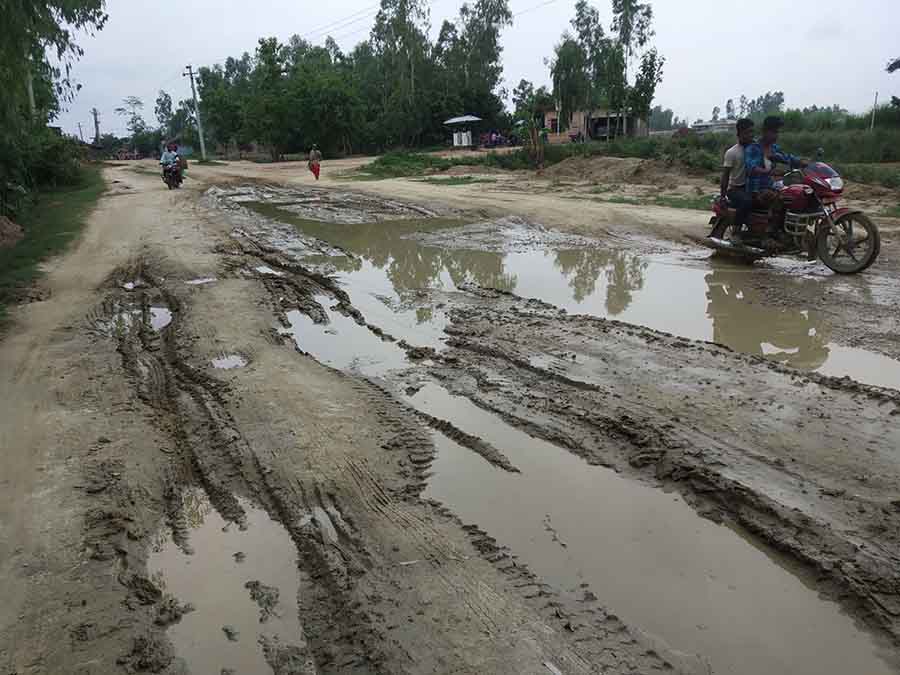 झरीले सर्लाहीका ग्रामीण सडक हिलाम्मे